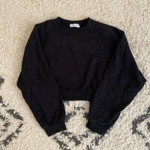 W’s black cropped sweatshirts